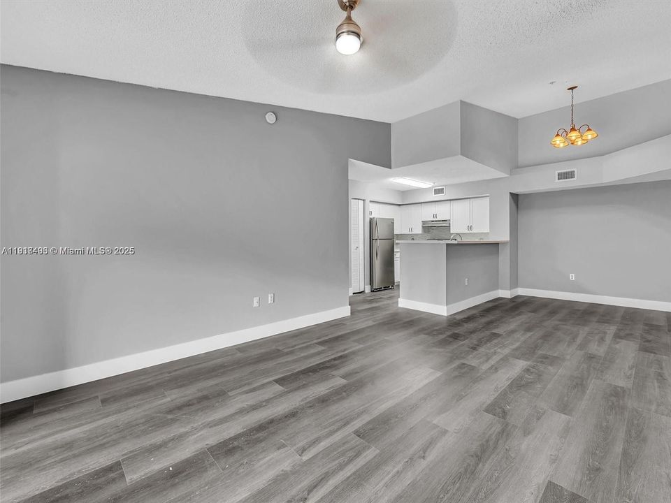 Active With Contract: $2,250 (2 beds, 2 baths, 966 Square Feet)