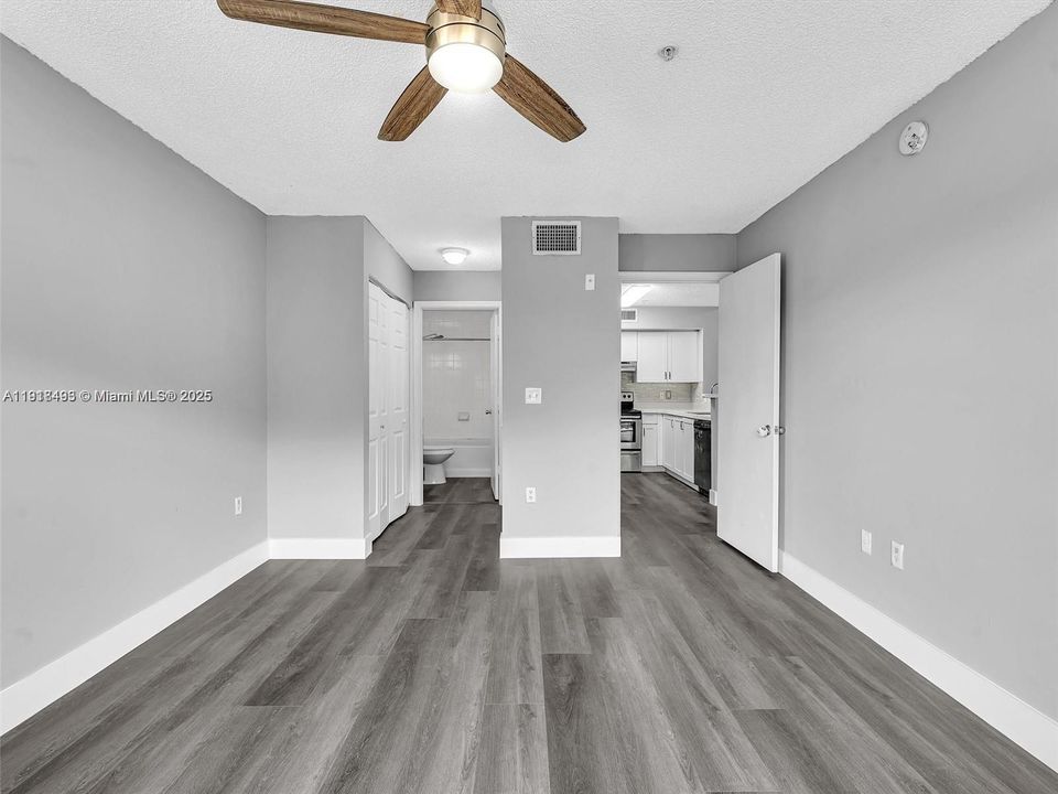 Active With Contract: $2,250 (2 beds, 2 baths, 966 Square Feet)