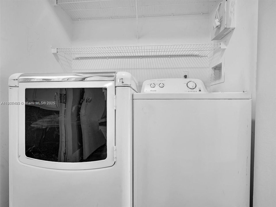 Active With Contract: $2,250 (2 beds, 2 baths, 966 Square Feet)