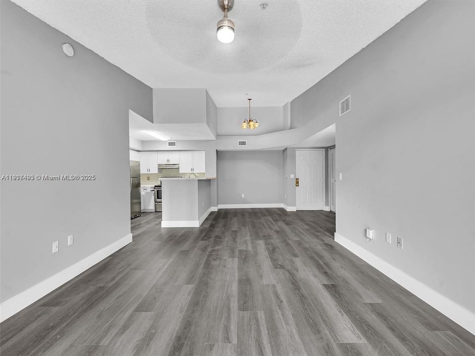Active With Contract: $2,250 (2 beds, 2 baths, 966 Square Feet)