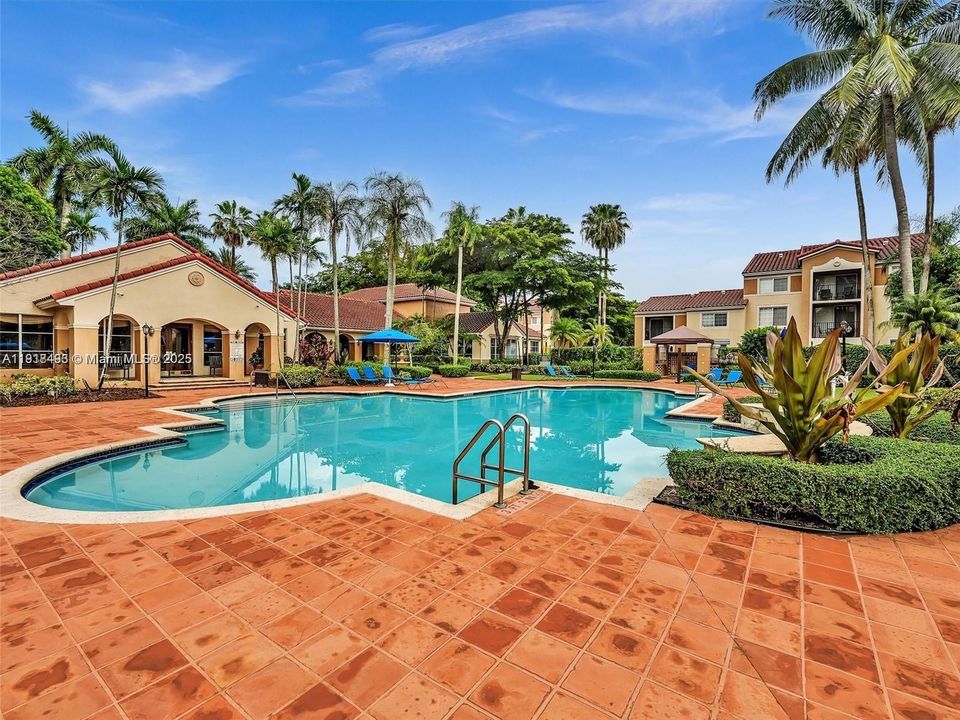 Active With Contract: $2,250 (2 beds, 2 baths, 966 Square Feet)