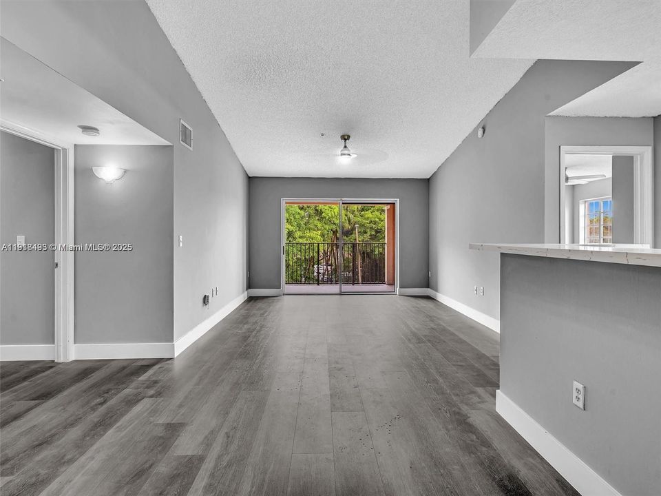 Active With Contract: $2,250 (2 beds, 2 baths, 966 Square Feet)