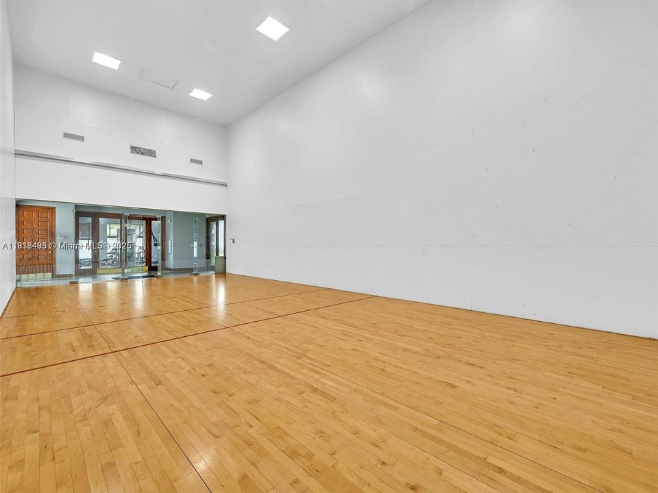 Active With Contract: $2,250 (2 beds, 2 baths, 966 Square Feet)