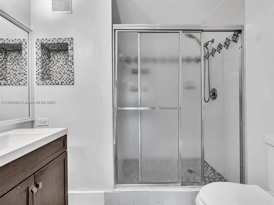 Active With Contract: $2,250 (2 beds, 2 baths, 966 Square Feet)