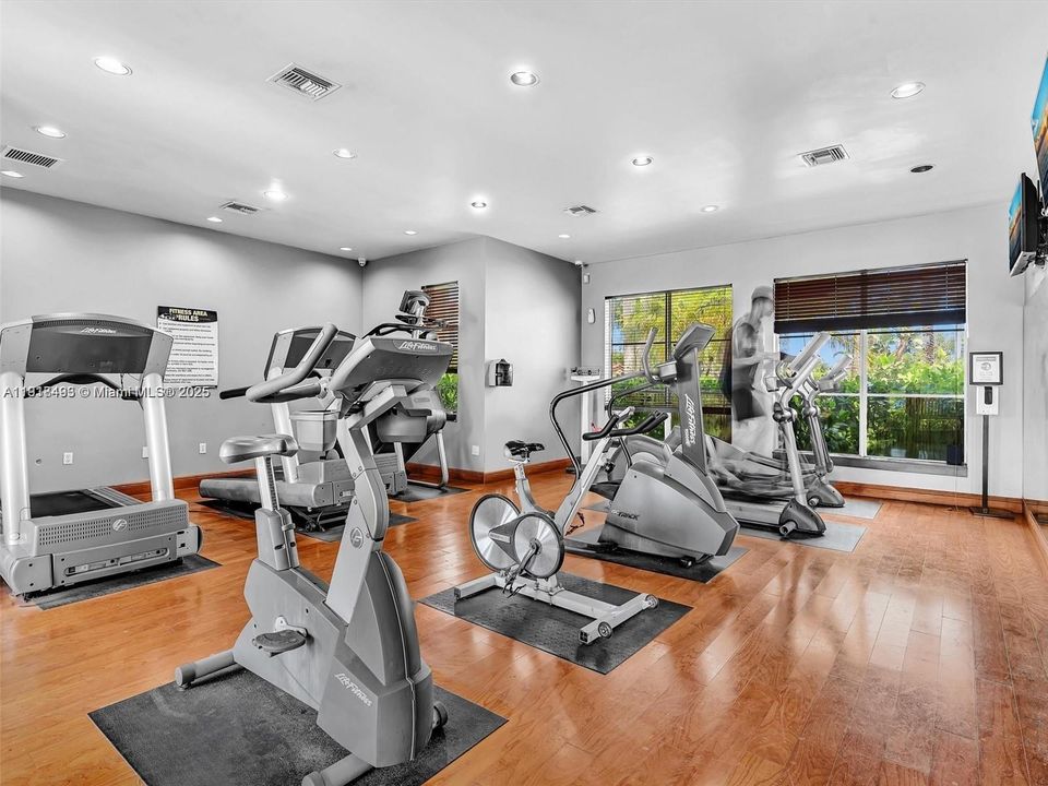 Active With Contract: $2,250 (2 beds, 2 baths, 966 Square Feet)