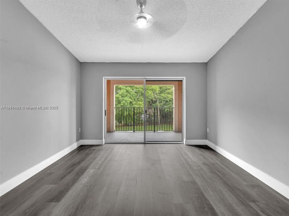 Active With Contract: $2,250 (2 beds, 2 baths, 966 Square Feet)