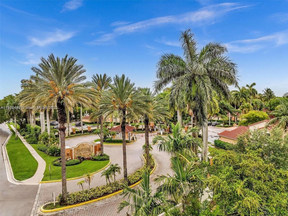 Active With Contract: $2,250 (2 beds, 2 baths, 966 Square Feet)