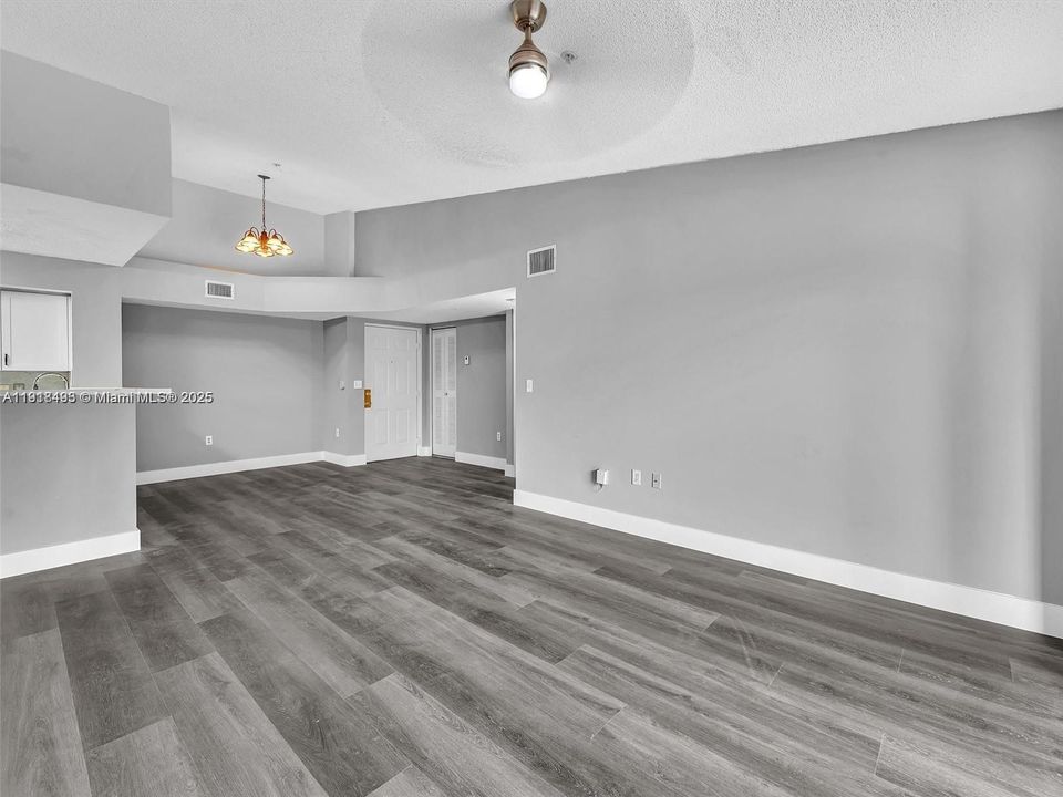 Active With Contract: $2,250 (2 beds, 2 baths, 966 Square Feet)