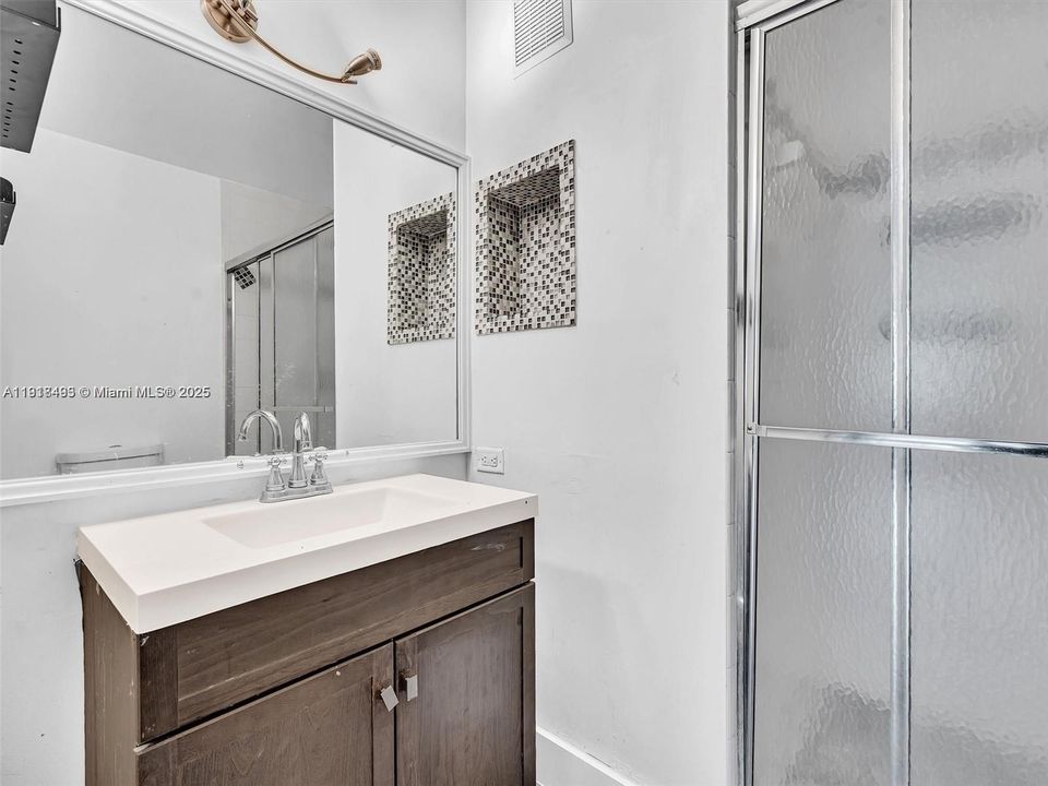 Active With Contract: $2,250 (2 beds, 2 baths, 966 Square Feet)