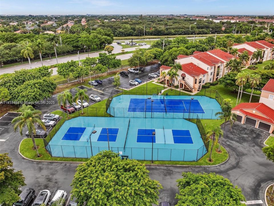 Active With Contract: $2,250 (2 beds, 2 baths, 966 Square Feet)