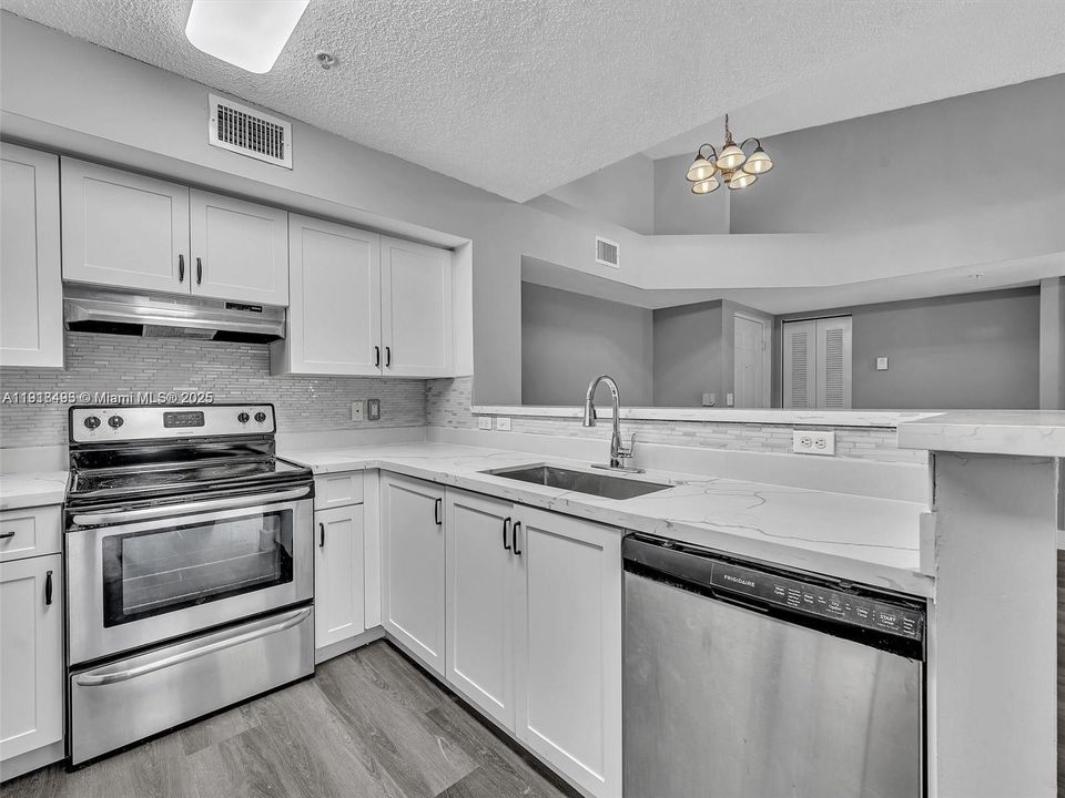 Active With Contract: $2,250 (2 beds, 2 baths, 966 Square Feet)