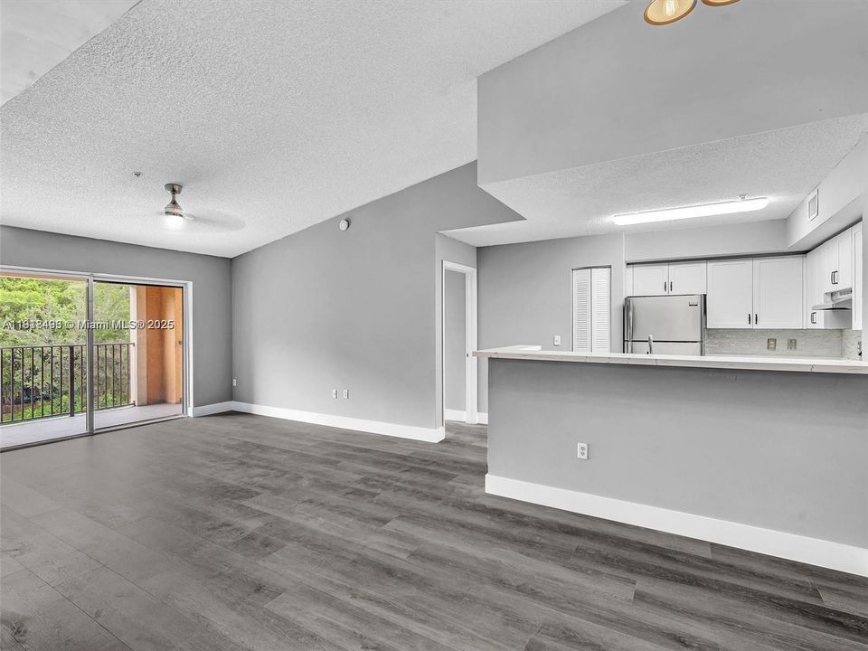 Active With Contract: $2,250 (2 beds, 2 baths, 966 Square Feet)