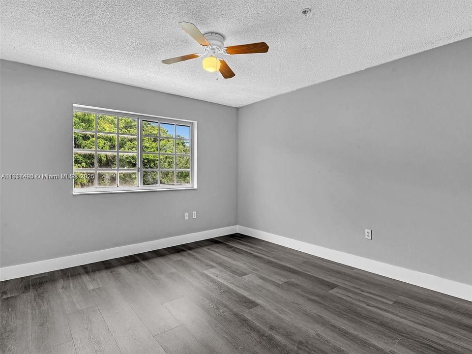 Active With Contract: $2,250 (2 beds, 2 baths, 966 Square Feet)