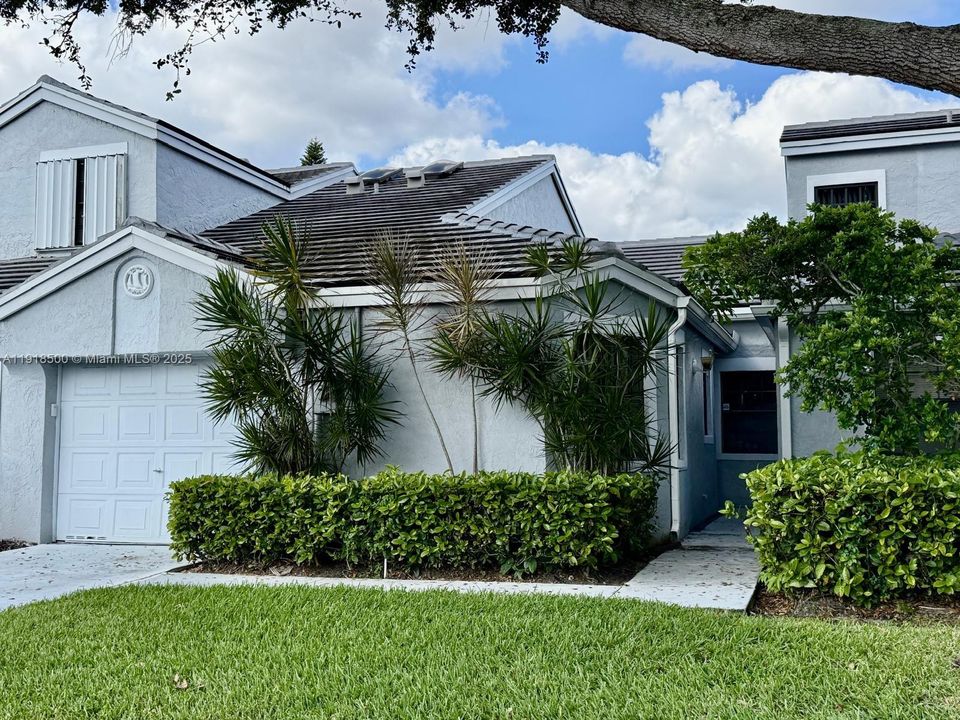 待售: $300,000 (2 贝兹, 2 浴室, 1092 平方英尺)