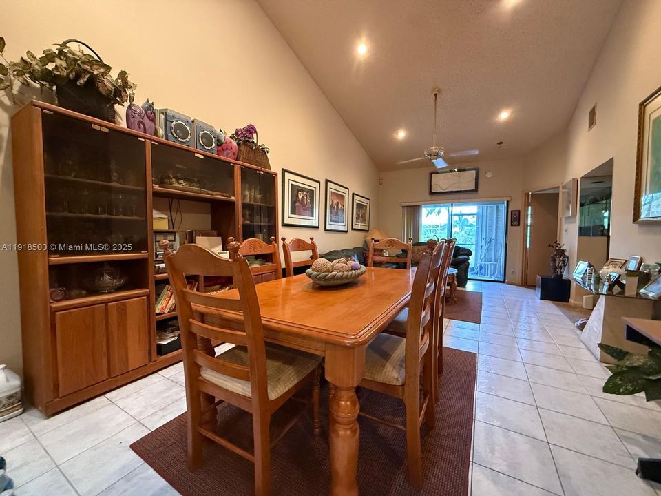 待售: $300,000 (2 贝兹, 2 浴室, 1092 平方英尺)