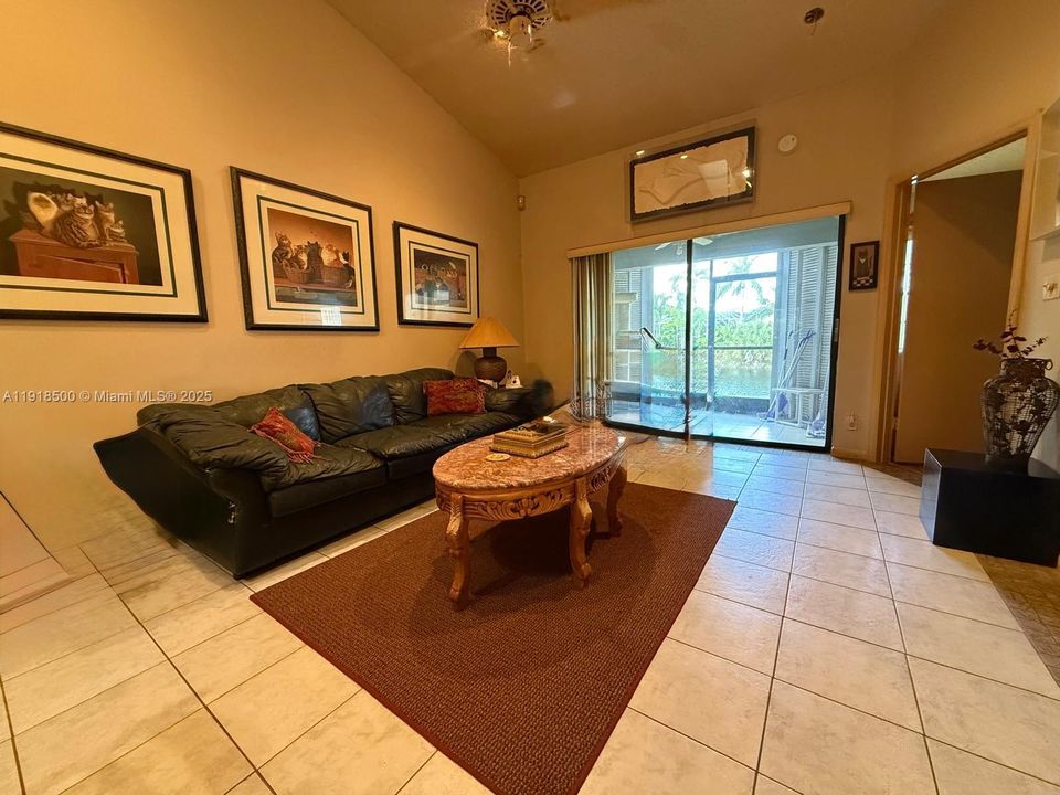 待售: $300,000 (2 贝兹, 2 浴室, 1092 平方英尺)