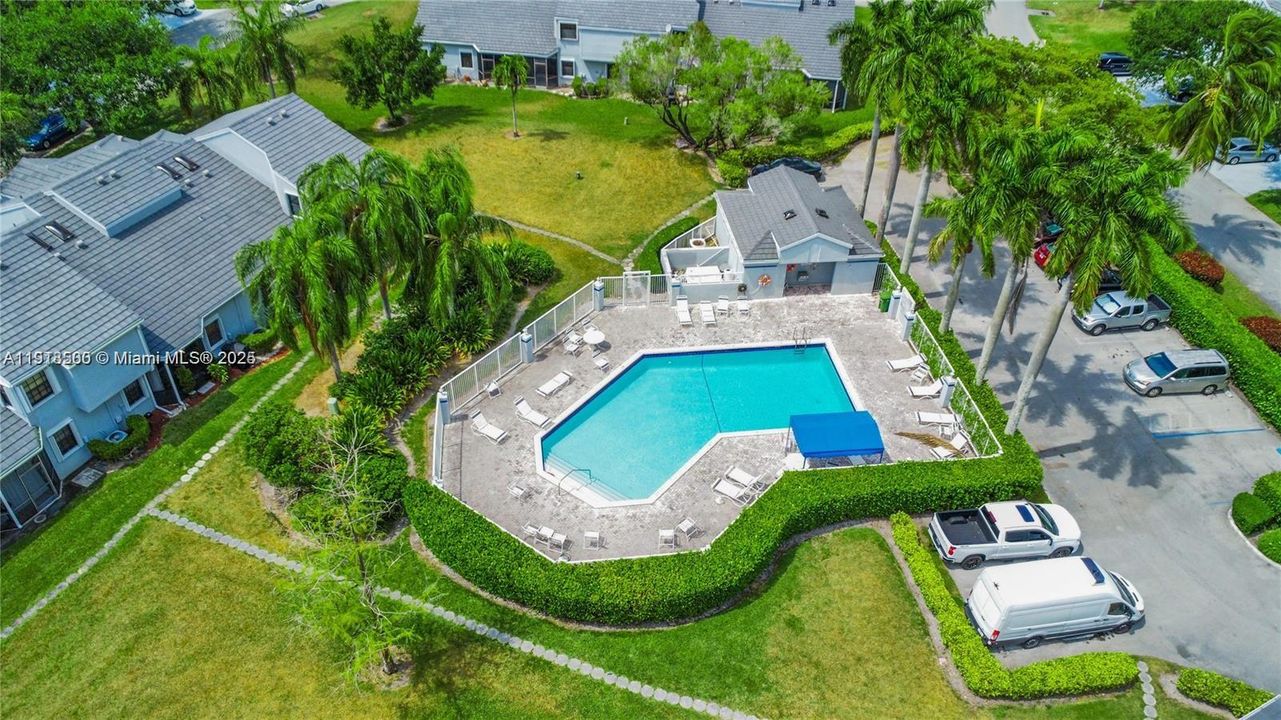 待售: $300,000 (2 贝兹, 2 浴室, 1092 平方英尺)