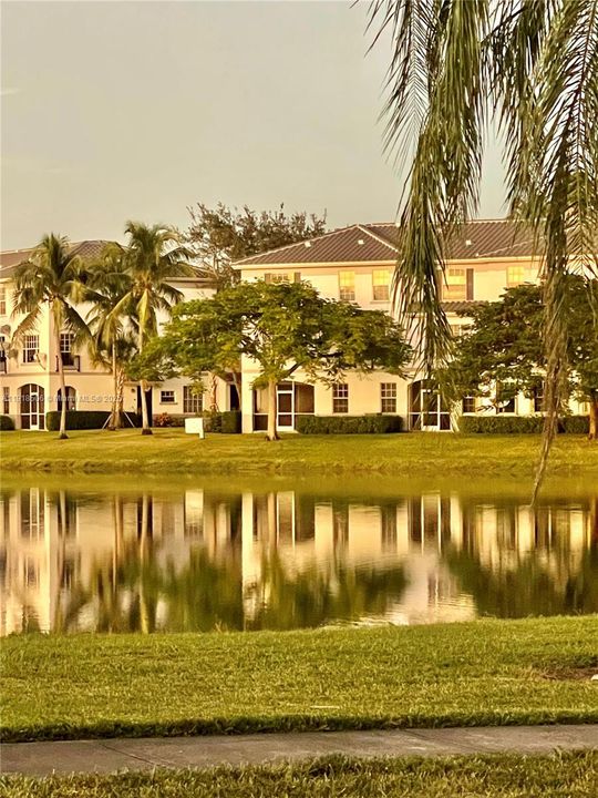 For Rent: $2,500 (2 beds, 2 baths, 1034 Square Feet)