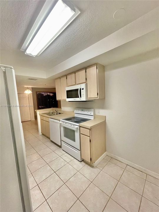 For Rent: $2,500 (2 beds, 2 baths, 1034 Square Feet)