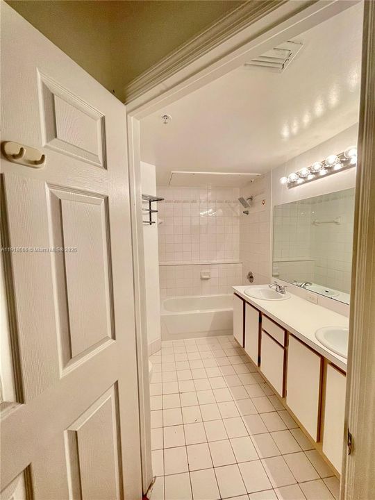 For Rent: $2,500 (2 beds, 2 baths, 1034 Square Feet)