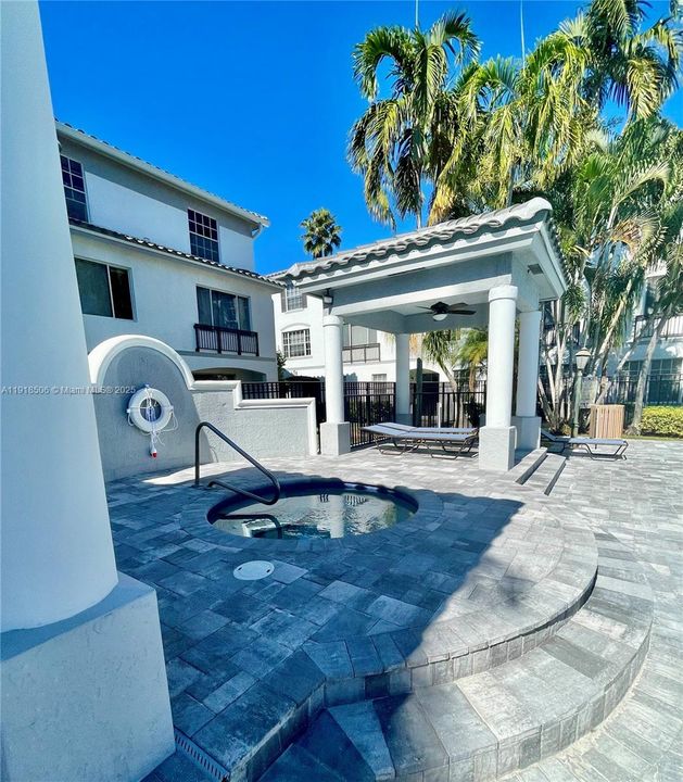 For Rent: $2,500 (2 beds, 2 baths, 1034 Square Feet)