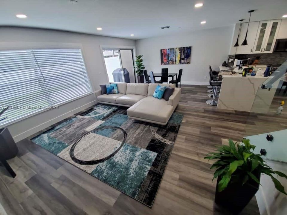 出租: $3,500 (2 贝兹, 2 浴室, 1308 平方英尺)