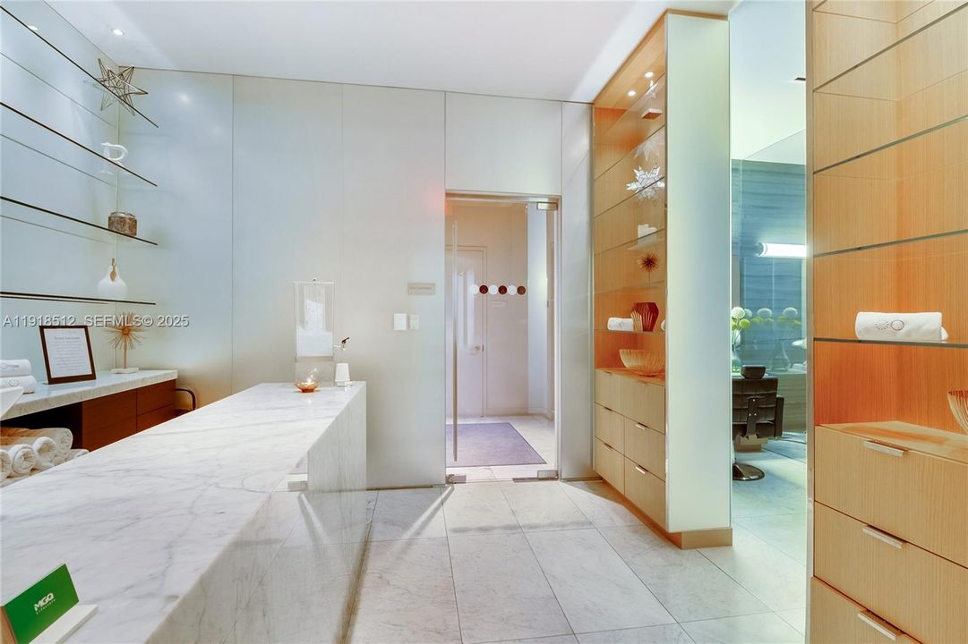 Activo con contrato: $6,400 (2 camas, 2 baños, 1200 Pies cuadrados)