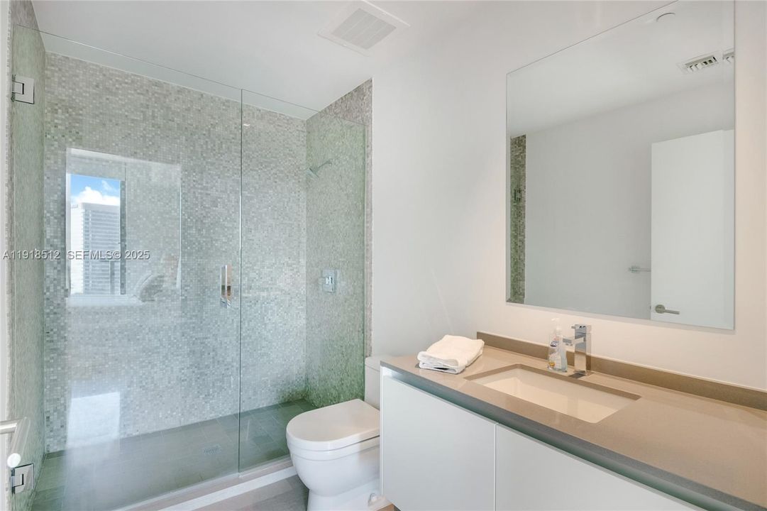 Activo con contrato: $6,400 (2 camas, 2 baños, 1200 Pies cuadrados)