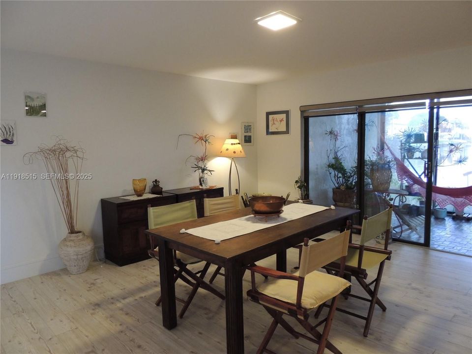 En Venta: $319,000 (3 camas, 2 baños, 1411 Pies cuadrados)