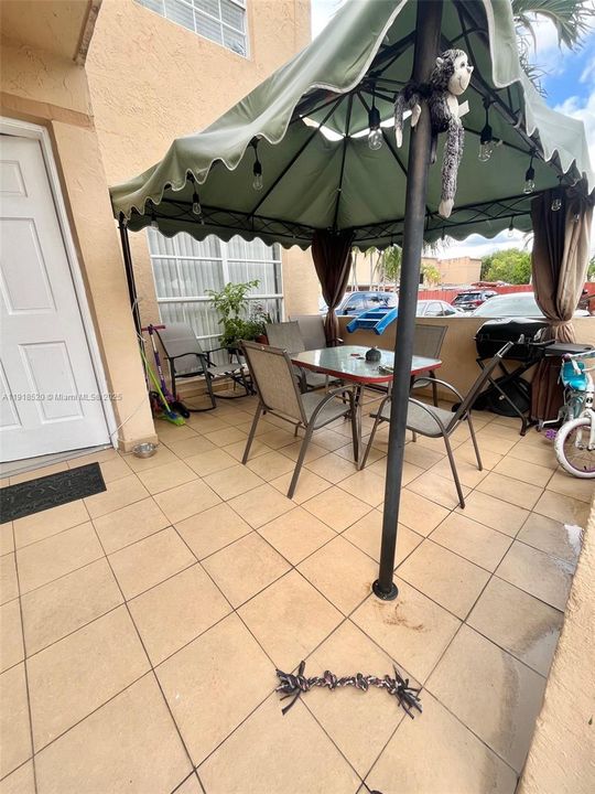 На продажу: $360,000 (2 спален, 2 ванн, 1210 Квадратных фут)