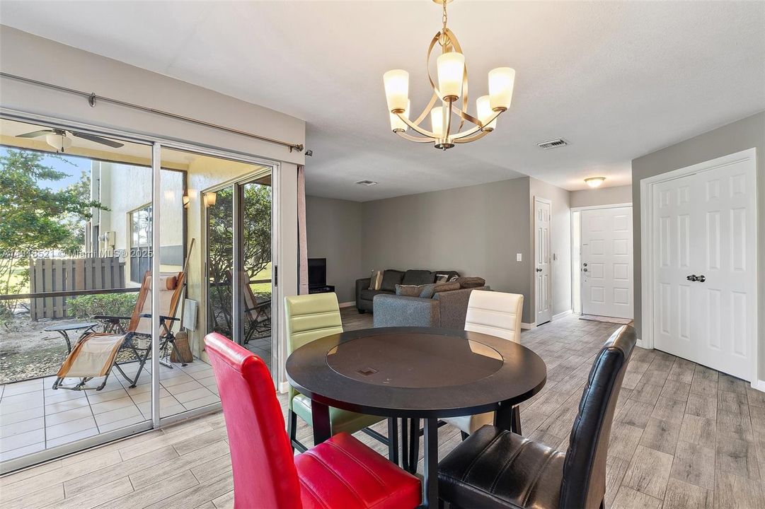 For Sale: $265,000 (2 beds, 2 baths, 1337 Square Feet)