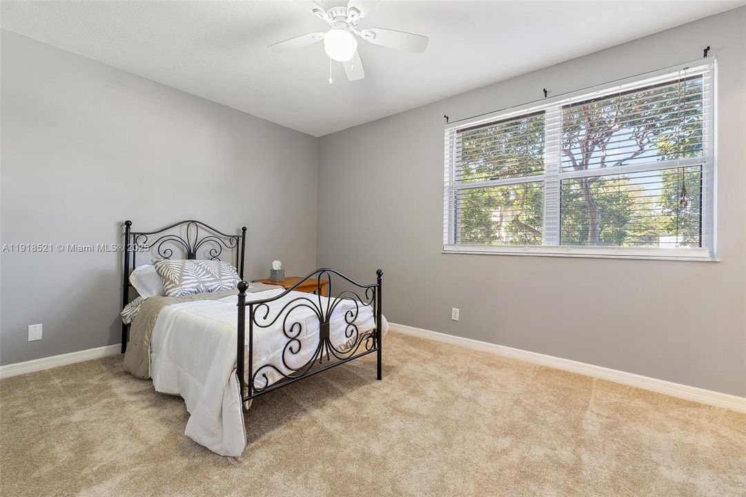 For Sale: $265,000 (2 beds, 2 baths, 1337 Square Feet)