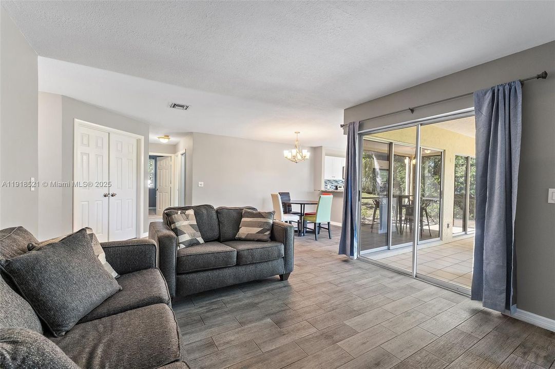 For Sale: $265,000 (2 beds, 2 baths, 1337 Square Feet)