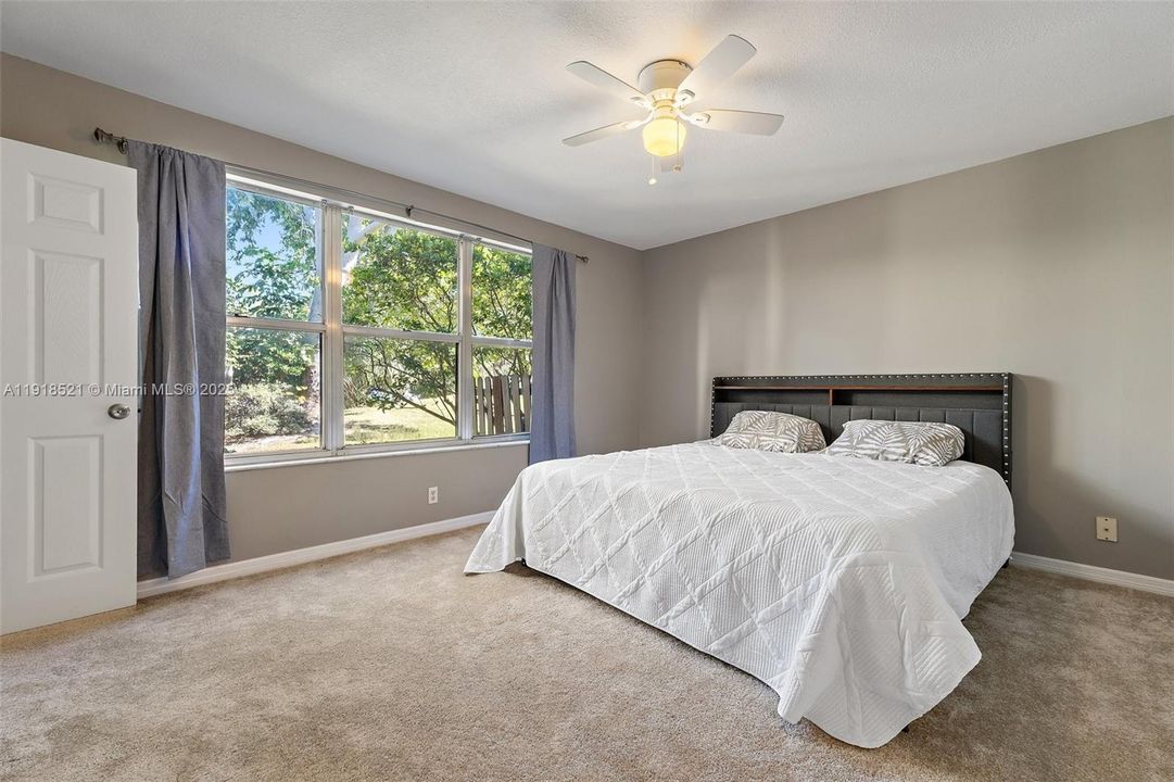 For Sale: $265,000 (2 beds, 2 baths, 1337 Square Feet)