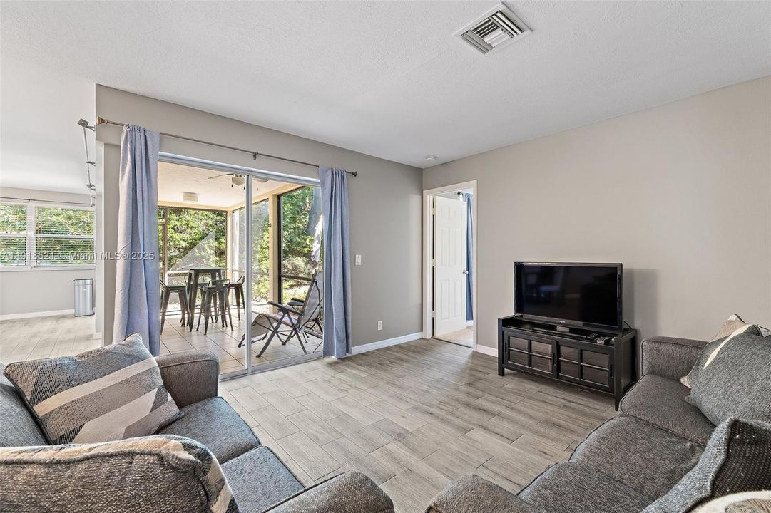 For Sale: $265,000 (2 beds, 2 baths, 1337 Square Feet)