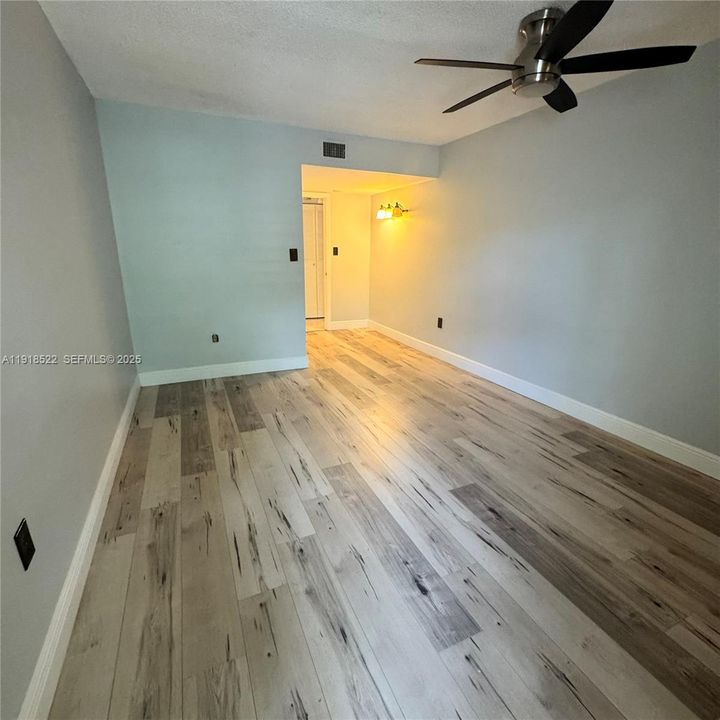 Под контрактом: $1,550 (1 спален, 1 ванн, 816 Квадратных фут)