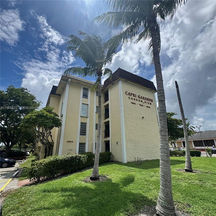 Под контрактом: $1,550 (1 спален, 1 ванн, 816 Квадратных фут)