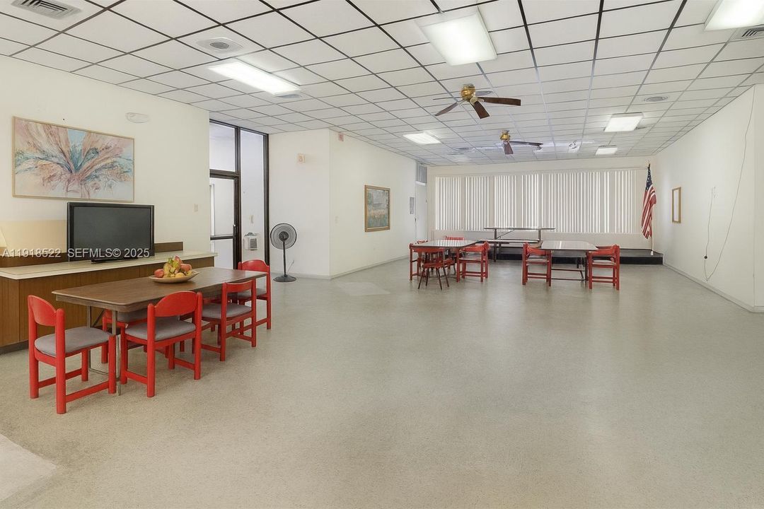 Под контрактом: $1,550 (1 спален, 1 ванн, 816 Квадратных фут)