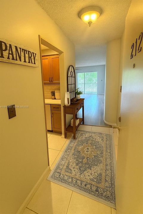 Под контрактом: $1,550 (1 спален, 1 ванн, 816 Квадратных фут)