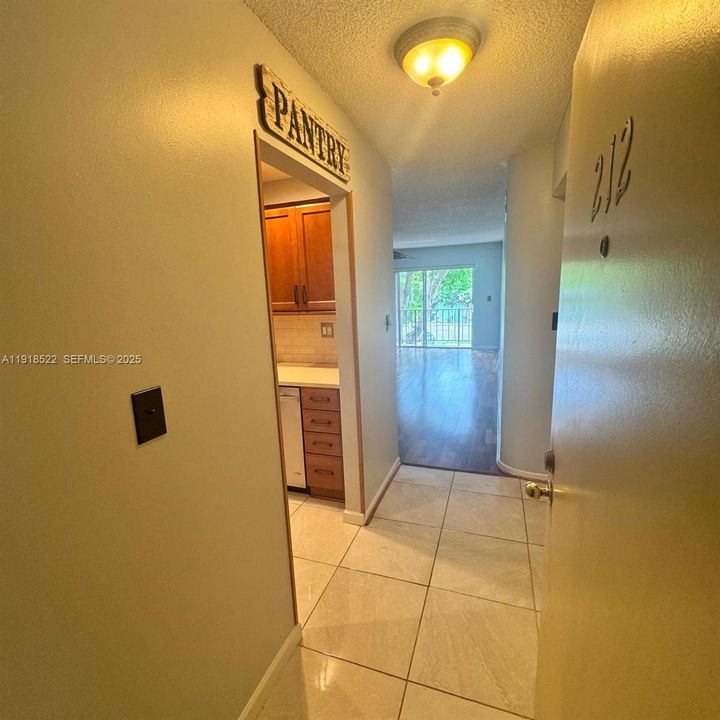 Под контрактом: $1,550 (1 спален, 1 ванн, 816 Квадратных фут)