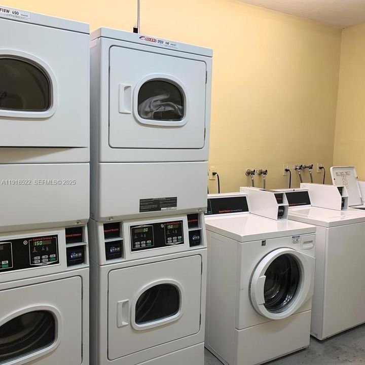 Под контрактом: $1,550 (1 спален, 1 ванн, 816 Квадратных фут)