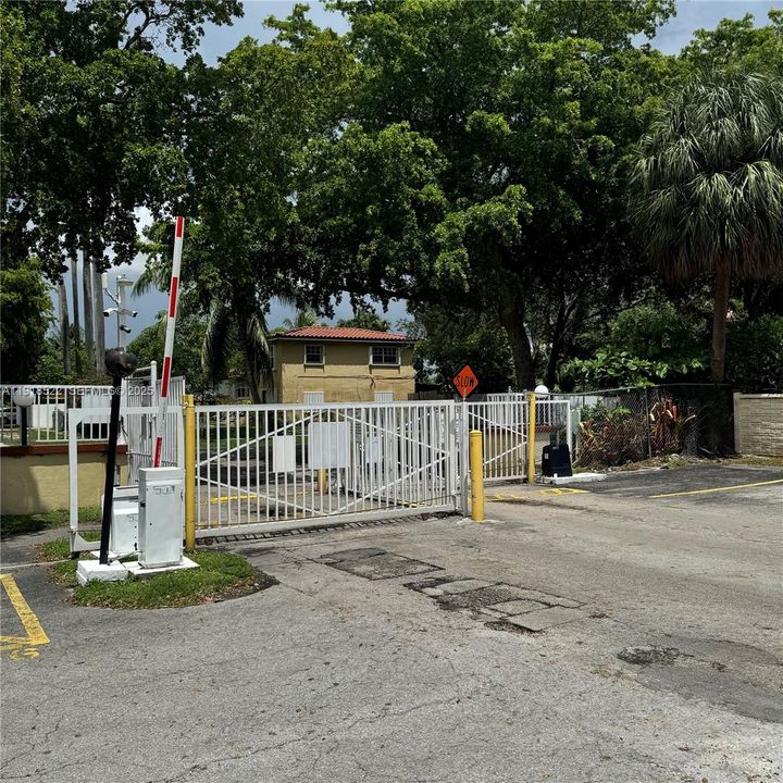 Под контрактом: $1,550 (1 спален, 1 ванн, 816 Квадратных фут)