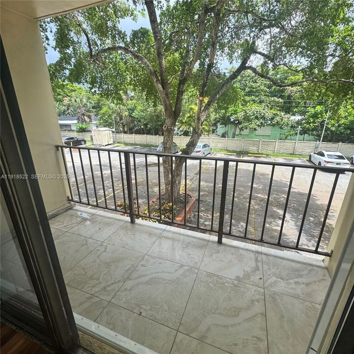 Под контрактом: $1,550 (1 спален, 1 ванн, 816 Квадратных фут)