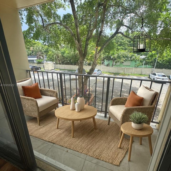 Под контрактом: $1,550 (1 спален, 1 ванн, 816 Квадратных фут)