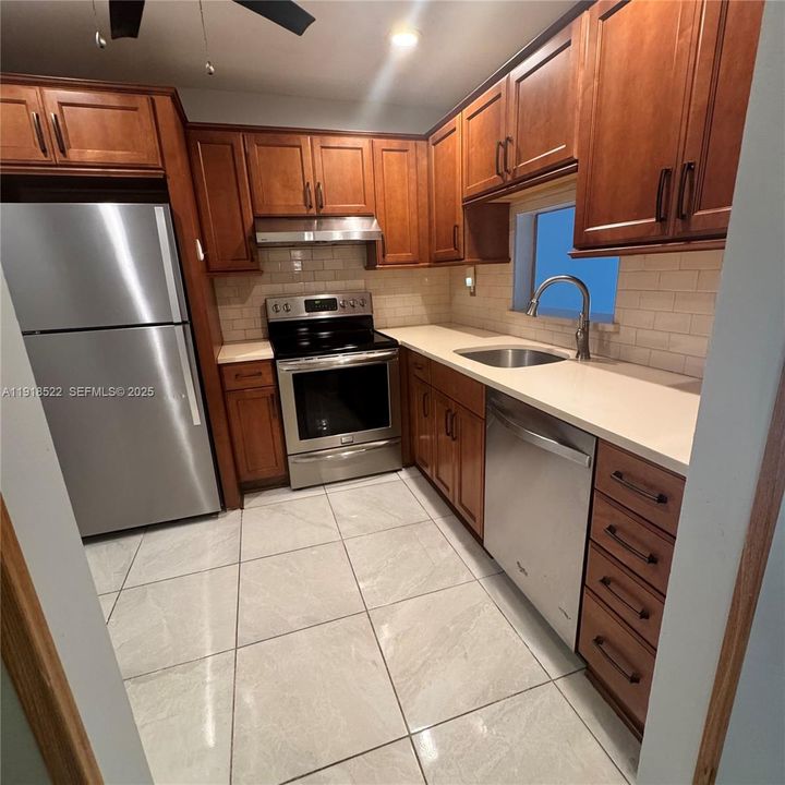 Под контрактом: $1,550 (1 спален, 1 ванн, 816 Квадратных фут)