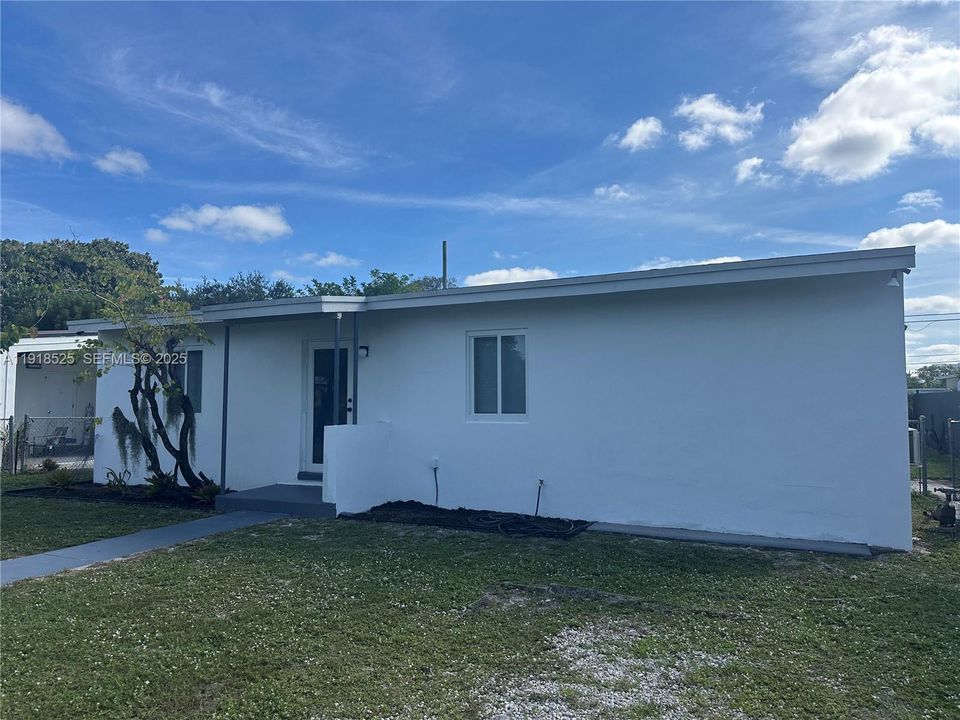 出租: $3,200 (3 贝兹, 2 浴室, 929 平方英尺)