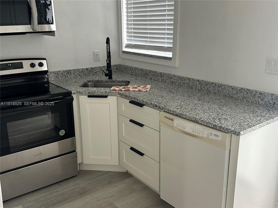 出租: $3,200 (3 贝兹, 2 浴室, 929 平方英尺)