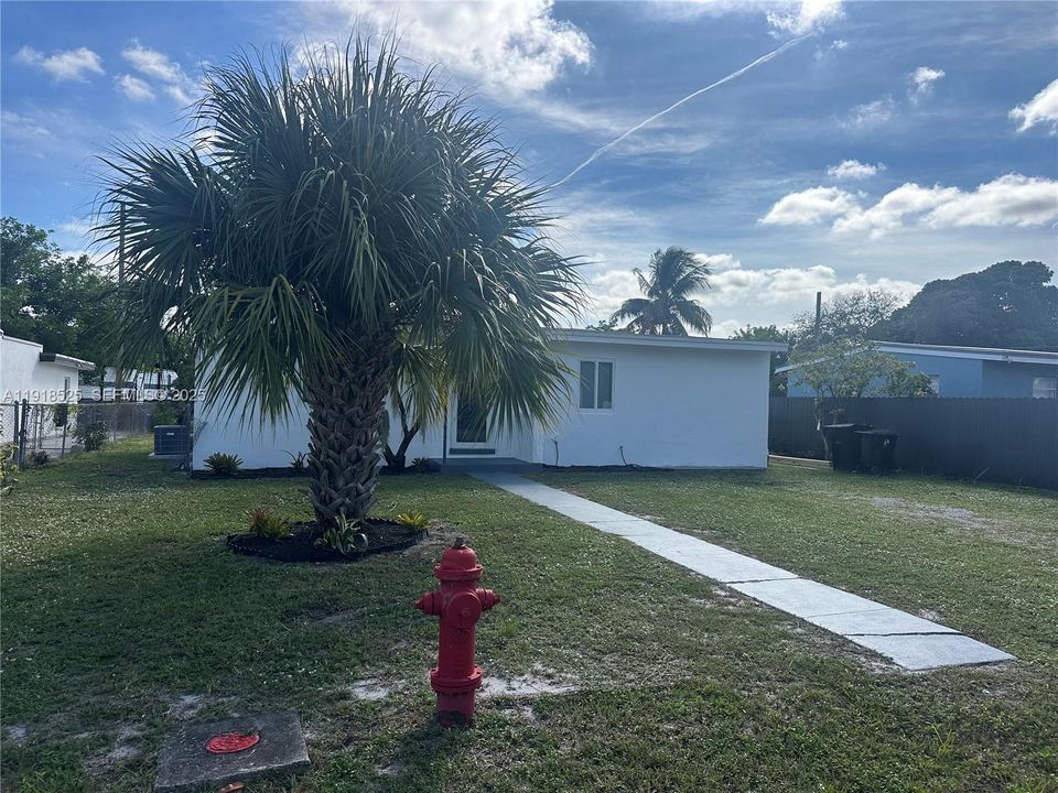 出租: $3,200 (3 贝兹, 2 浴室, 929 平方英尺)