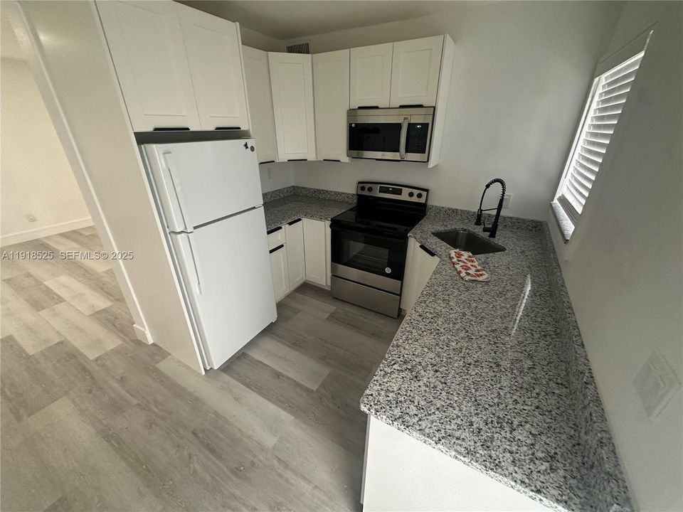 出租: $3,200 (3 贝兹, 2 浴室, 929 平方英尺)