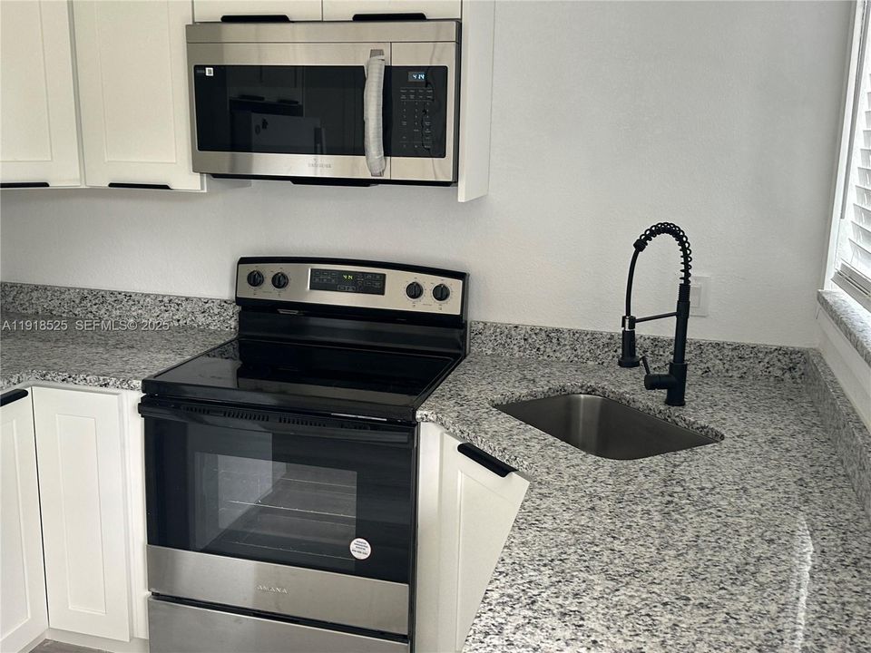 出租: $3,200 (3 贝兹, 2 浴室, 929 平方英尺)